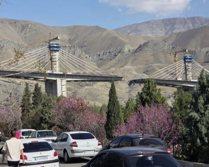 Cầu B1 nối Karaj với Tehran bị Mỹ ném bom cắt đứt. (Ảnh: X)