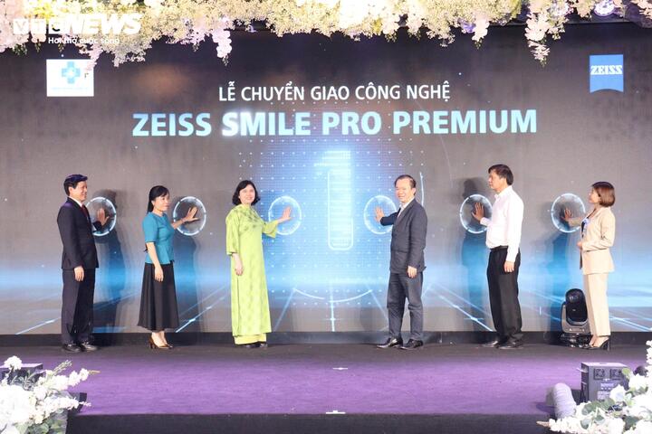 Các đại biểu thực hiện nghi thức chuyển giao công nghệ mới.