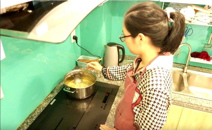 Nhiều gia đình ở TP.HCM chuyển đổi sang bếp điện sau khi giá gas tăng mạnh. (Ảnh: B.L)