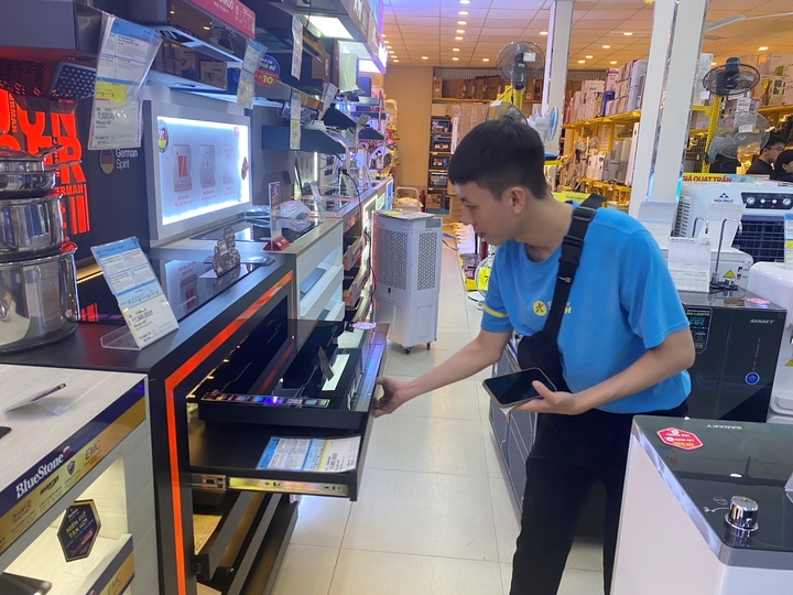 Bếp điện có 2 hoặc 3 vùng nấu có giá dao động từ 10 - 18 triệu đồng/chiếc. (Ảnh: Đại Việt)