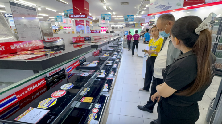 Người dân quan tâm và mua sắm bếp điện nhiều hơn. (Ảnh: Đại Việt)