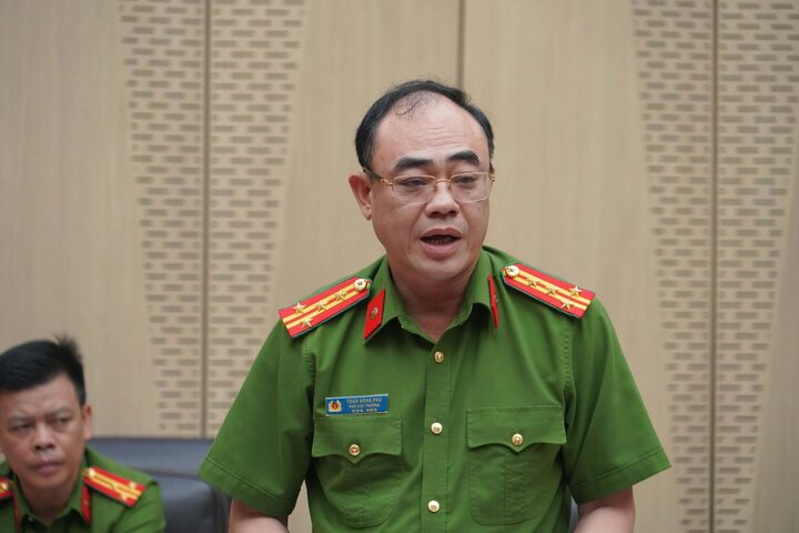Đại tá Trần Hồng Phú, Phó Cục trưởng Cục C06 thông tin tại họp báo.