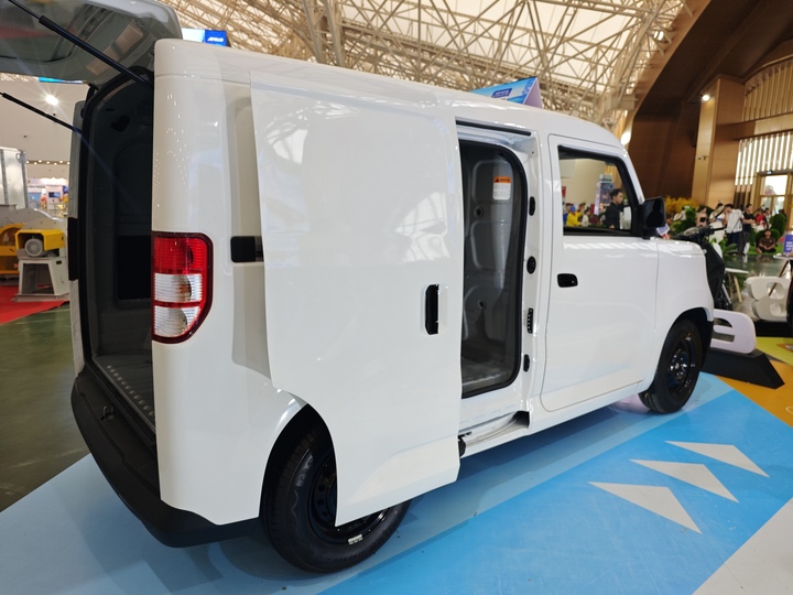 Cửa lùa bên hông là nâng cấp đáng giá, giúp việc xếp dỡ hàng hóa trở nên dễ dàng.