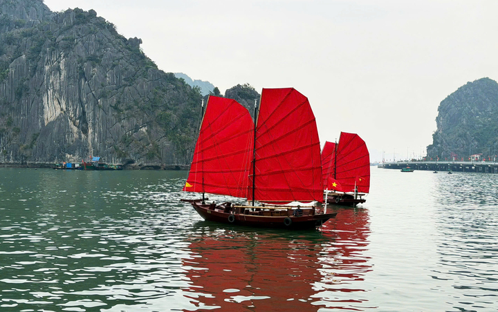 Sản phẩm thuyền buồm ba vách đỏ truyền thồng được phục dựng, trở thành điểm mới thu hút du khách đến với Hạ Long.