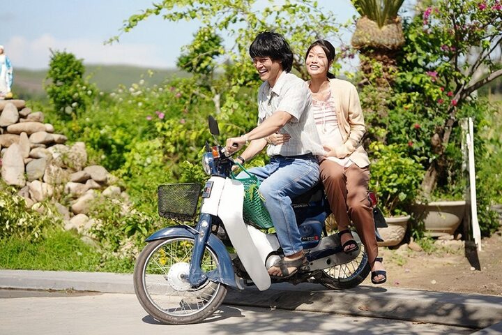 Trong phim, Khương Lê vào vai Thiên - chàng trai trẻ làm nghề thợ điện, đem lòng yêu mến Ân (Hoa hậu Thiên Ân) - cô gái theo đạo Công giáo, đầu thập niên 1990.