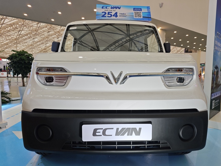 Hệ thống chiếu sáng trước sau sử dụng bóng đèn halogen.