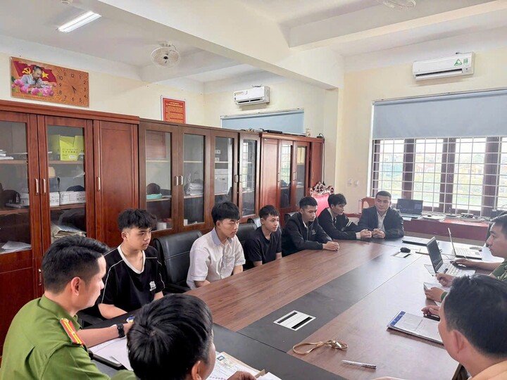 Lực lượng chức năng lập biên bản xử lý nhóm 6 thanh thiếu niên vi phạm. (Ảnh: CA)