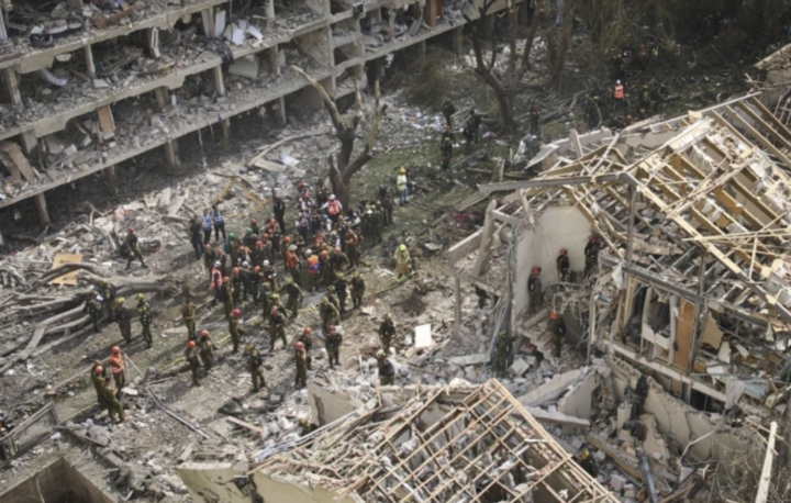 Lực lượng cứu hộ Israel nỗ lực tìm kiếm người mất tích trong các tòa nhà bị đổ nát do giao tranh. Ảnh: AP