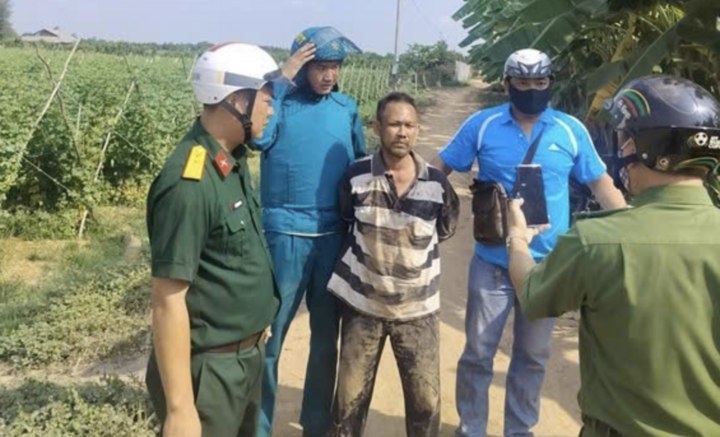 Lực lượng chức năng bắt giữ đối tượng Thái Văn Bình. (Ảnh: Công an Đồng Tháp)