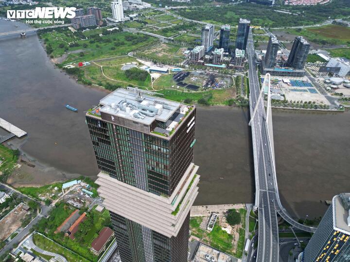 Một trong dự án trọng điểm mang tính chiến lược ở khu đô thị Thủ Thiêm là Trung tâm Tài chính quốc tế tại TP.HCM. Dự kiến, có 9 lô đất tại Phân khu số 1 thuộc Khu đô thị mới Thủ Thiêm được bố trí xây dựng Trung tâm Tài chính quốc tế (ký hiệu từ 1.K1.2.HH đến 1.K1.10.HH). Khu vực xây dựng Trung tâm Tài chính quốc tế tại TP.HCM sẽ có tòa tháp 99 tầng, với chiều cao 500 m.