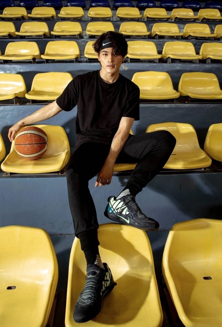 Khương Lê (Lê Hữu Khương) sinh năm 1998. Trước khi lấn sân màn ảnh, anh từng là vận động viên bóng rổ. Theo đuổi thể thao từ cấp hai, anh giành huy chương vàng giải bóng rổ trẻ toàn quốc U19 năm 2014. Sau đó, anh không thi đấu chuyên nghiệp mà chuyển sang hoạt động giải trí.