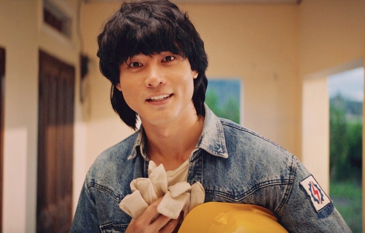 Theo thống kê của Box Office Vietnam, phim "Hẹn em ngày nhật thực" hiện dẫn đầu phòng vé Việt theo ngày với doanh thu hơn 40 tỷ đồng. Thành công của phim giúp Khương Lê - nam chính của phim nhận được nhiều chú ý.