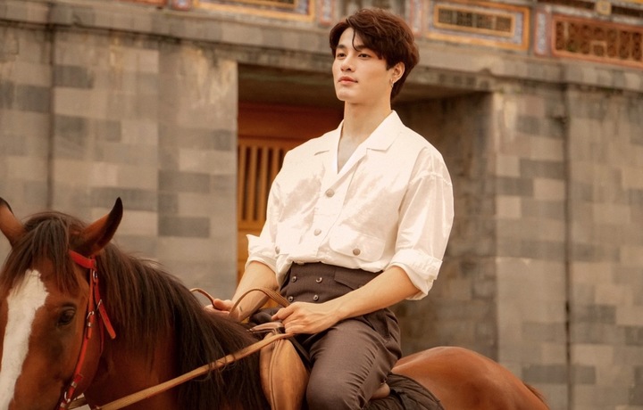 Sau khoảng 2 năm hoạt động, cơ hội lớn xuất hiện vào năm 2020 khi một clip hậu trường của anh lọt vào sự chú ý của đạo diễn Bảo Nhân. Năm 2021, anh có vai diễn chạm ngõ điện ảnh với "Gái già lắm chiêu V - Những cuộc đời vương giả".