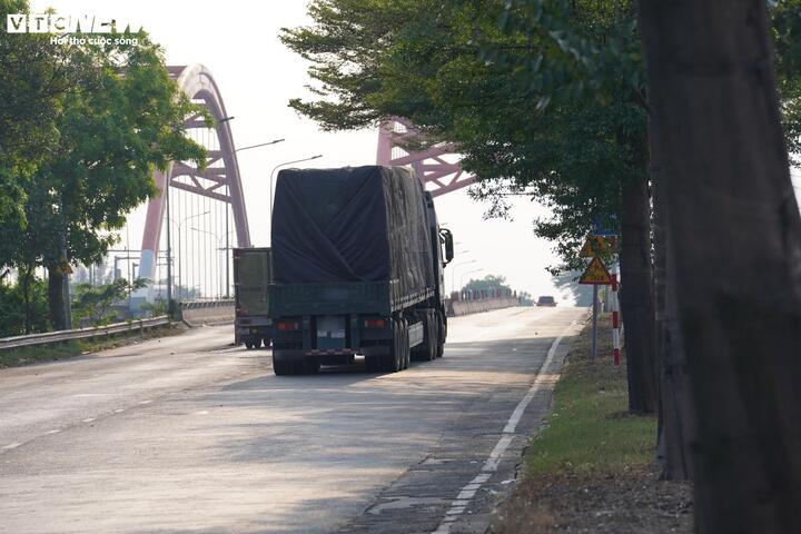 Công an TP.HCM sẽ tổng kiểm tra hơn 6.400 xe tải tự đổ, sơ mi rơ mooc từ 15 tấn, để xử lý vi phạm quá tải, cơi nới thùng xe.