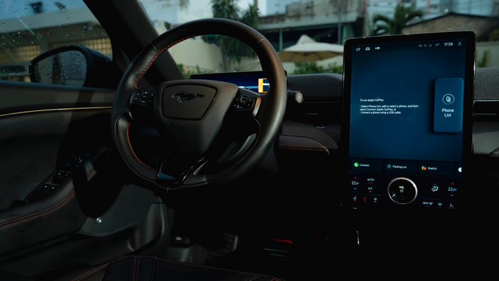 Không gian nội thất của Mustang Mach-E với màn hình trung tâm cỡ lớn.