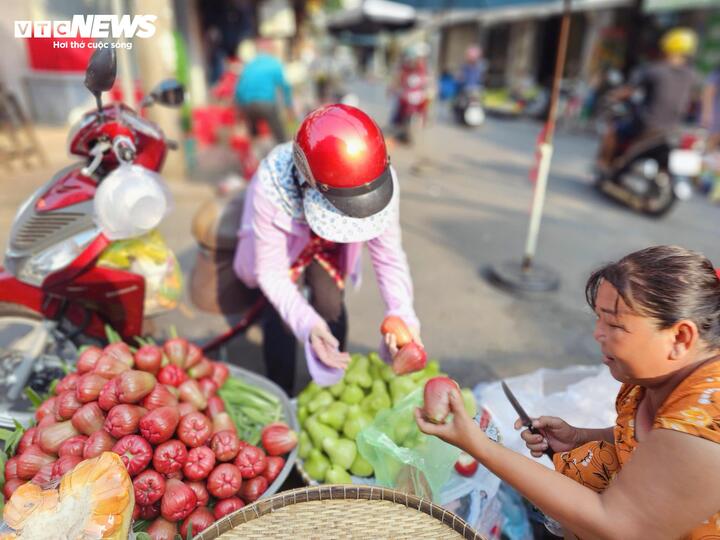 Tiểu thương cho biết mận MST có vị ngọt đậm, giòn, không chát nên được khách hàng ưa chuộng.