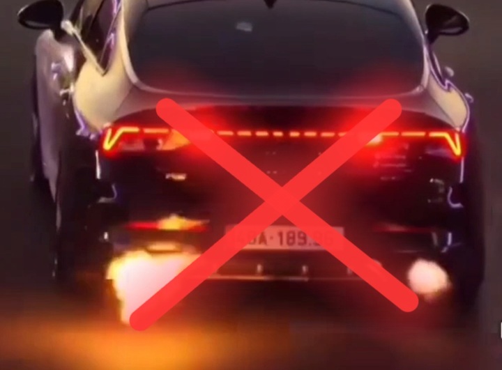 Xe ô tô "nẹt pô phun lửa" xôn xao trên mạng xã hội.