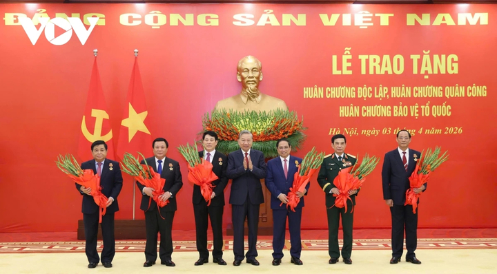 Tổng Bí thư Tô Lâm, Bí thư Quân ủy Trung ương chủ trì buổi lễ trao Huân chương cao quý tặng Chủ tịch nước Lương Cường, Thủ tướng Phạm Minh Chính, các đồng chí lãnh đạo Đảng, Nhà nước, quân đội.