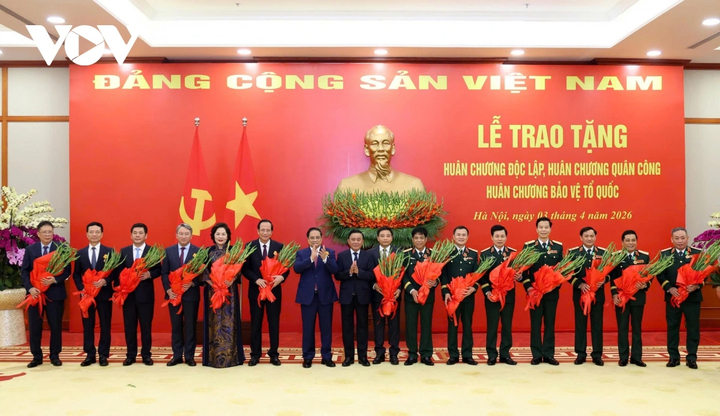 Thủ tướng Phạm Minh Chính và Thường trực Ban Bí thư Trần Cẩm Tú trao Huân chương Độc lập hạng 3, Huân chương Quân công hạng 3 và Huân chương bảo vệ tổ quốc hạng Nhì cho 15 đồng chí là lãnh đạo, nguyên lãnh đạo các Bộ, ngành Trung ương.