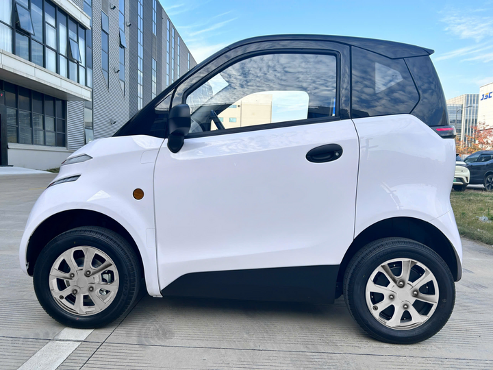 Với chiều dài chỉ hơn 2,2 m, mẫu xe này có kích thước nhỏ gọn nhất thị trường. (Ảnh: TMT Motors)