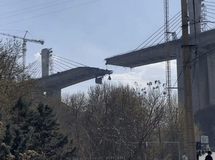 Truyền thông Iran nói Mỹ và Israel đã nhắm vào cầu B1 ở Karaj. Ảnh: X