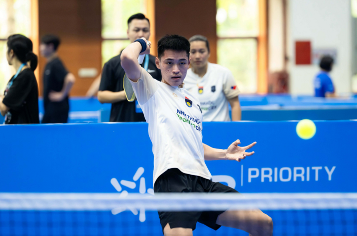 Vinh Hiển đánh bại tay vợt hàng đầu Australia dù chấn thương đầu gối.