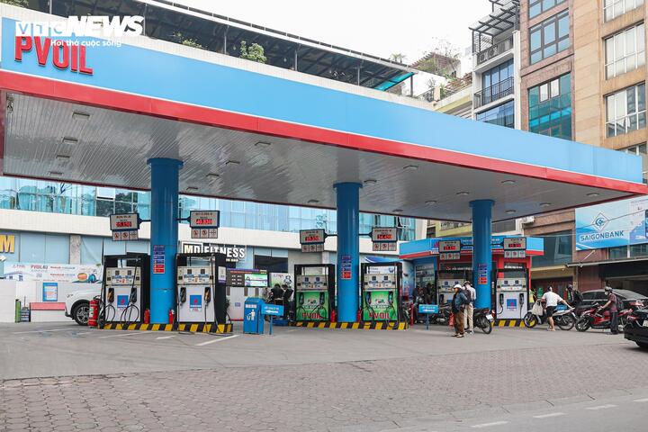 Trên thực tế, nhiều doanh nghiệp đã bán thí điểm xăng E10 từ tháng 8/2025 và ngày càng mở rộng trong đầu năm nay. Trong ảnh là cửa hàng xăng dầu Thái Thịnh đã được PVOIL chuyển đổi các trụ bán xăng E5 RON92 trước đây thành xăng E10 RON95 từ năm ngoái.