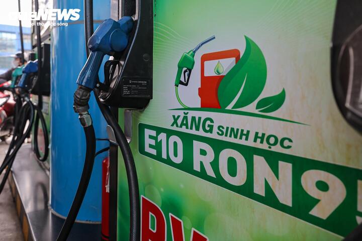 Các cột bơm xăng E10 ngày càng xuất hiện nhiều trên các cây xăng ở Hà Nội.