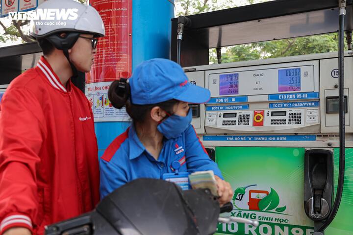Cũng theo anh Hoàng, do giá xăng E10 rẻ hơn xăng khoáng nên người mua cũng sẽ tiết kiệm được chi phí sau mỗi lần đổ xăng. Hiện giá xăng E10 không cao hơn 24.450 đồng/lít, thấp hơn mức 25.428 đồng/lít của xăng E5 và mức 26.976 đồng/lít của xăng RON95.