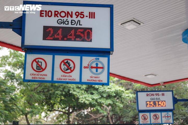 Song, trước những thách thức về an ninh năng lượng, biến động thị trường năng lượng trên thế giới, Thủ tướng đã yêu cầu Bộ Công Thương rà soát các điều kiện để sớm triển khai lộ trình chuyển đổi sang xăng E10 ngay trong tháng 4, góp phần giảm phụ thuộc vào xăng khoáng.