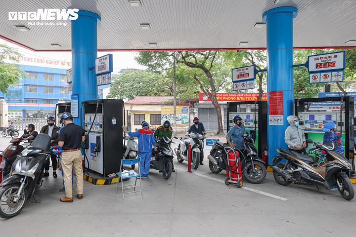 Theo ghi nhận, tại các cây xăng, người bán vẫn chủ động tuyên truyền về tính năng của xăng E10 để người mua hiểu rõ hơn. Theo đó, thành phần xăng E10 gồm 90% xăng khoáng và 10% ethanol - loại cồn có thể sản xuất từ sắn, mía, ngô. So với xăng E5 hiện đang lưu hành, xăng E10 có tỷ lệ ethanol cao hơn, được kỳ vọng sẽ tăng hiệu quả giảm phát thải.