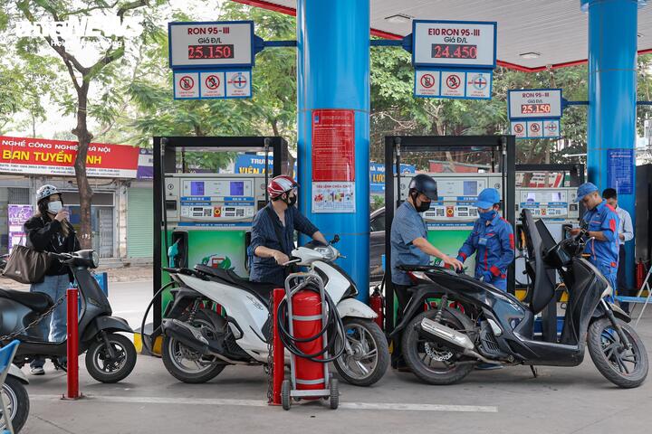 Không chỉ anh Hoàng mà ngày càng nhiều người dân cũng lựa chọn sử dụng xăng E10 thay cho các loại xăng truyền thống.