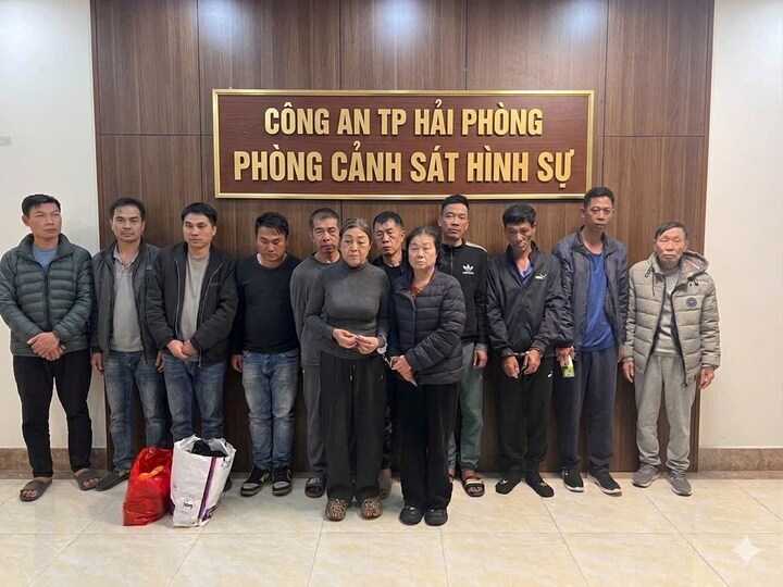 Cơ quan Cảnh sát điều tra Công an TP Hải Phòng khởi tố vụ án hình sự, khởi tố bị can 12 đối tượng về hành vi chế tạo, mua bán, tàng trữ, vận chuyển, sử dụng trái phép vũ khí quân dụng. (Ảnh: Công an Hải Phòng)