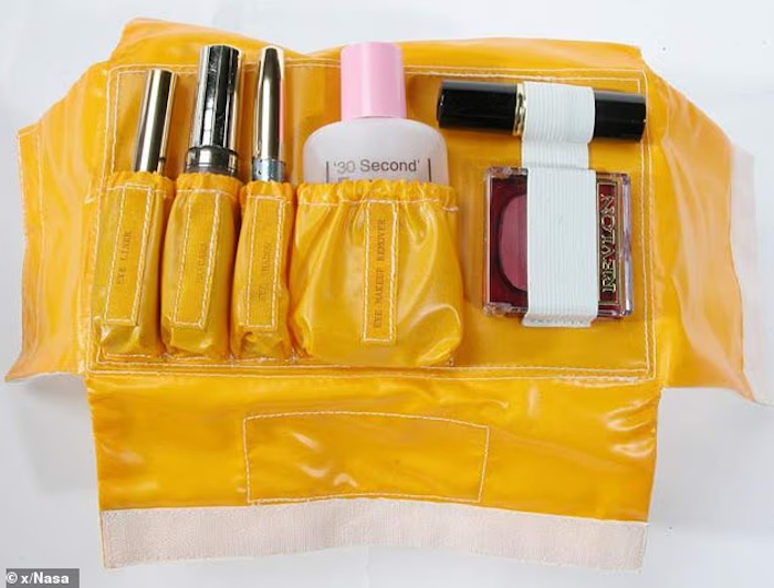 Năm 1978, NASA thậm chí còn thiết kế một bộ trang điểm dành cho các nữ phi hành gia hàng đầu của họ, bao gồm mascara, son bóng và phấn má hồng.