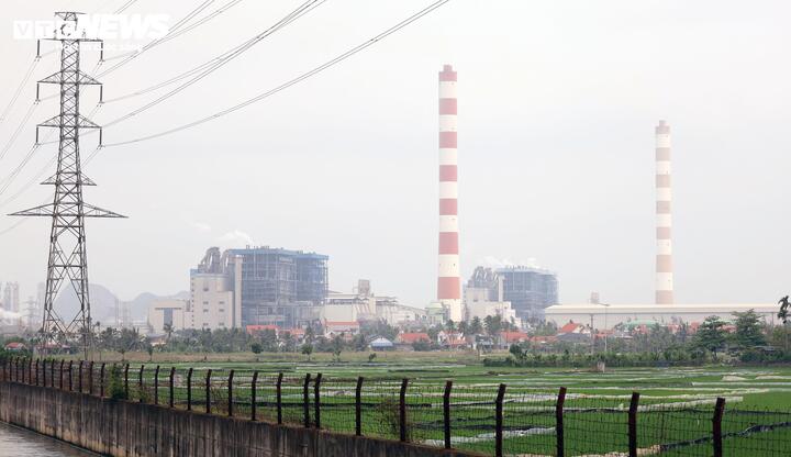 Người dân sống cạnh nhà máy cho rằng, nhà máy hoạt động gây ô nhiễm khí thải, khói bụi, ảnh hưởng đến đời sống, sinh hoạt của họ.