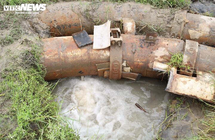 PV ghi nhận hàng hoạt sự cố bục đường ống áp lực dẫn nước thải từ nhà máy ra khu vực hồ chứa nước thải, xỉ thải.