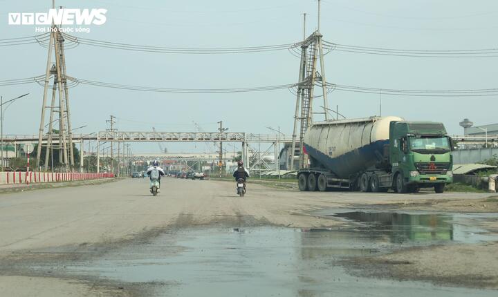 Tại tuyến đường giữa 2 nhà máy, nước chảy lênh láng, kèm theo bụi đường.