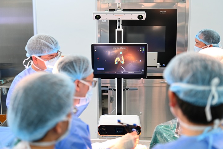 Lần đầu tiên tại miền Trung, công nghệ robot tích hợp AI được ứng dụng trong phẫu thuật thay khớp gối.