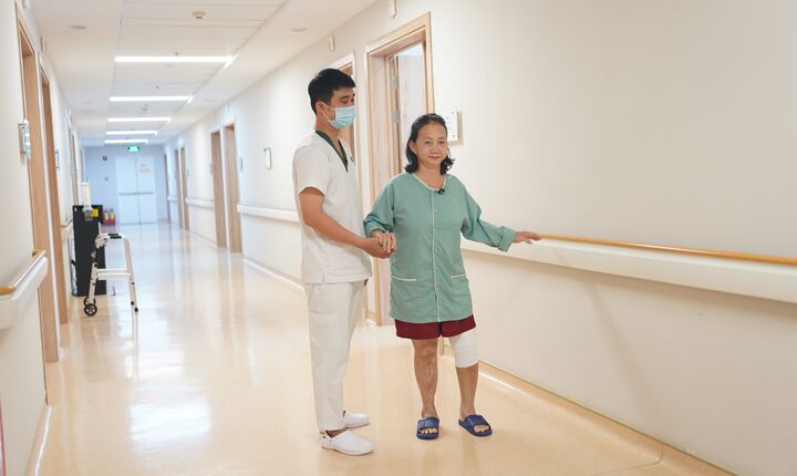 Nhờ sự hỗ trợ của robot, bệnh nhân phục hồi ấn tượng, có thể tập đi ngay sau phẫu thuật.