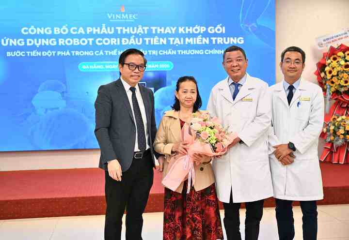 Bệnh nhân Phan Thị Nghiệp tham dự lễ công bố ca phẫu thuật thay khớp gối ứng dụng robot CORI đầu tiên tại miền Trung.