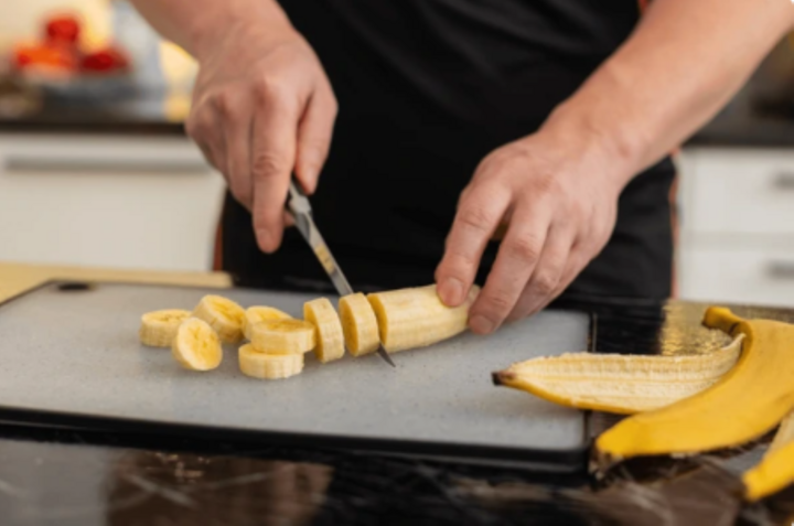 Chuối là thực phẩm quen thuộc được nhiều người lựa chọn trong chế độ giảm cân (Ảnh: Shutterstock)