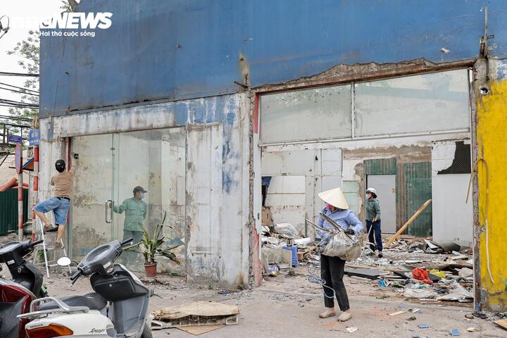 Người dân tháo dỡ tài sản phục vụ dự án mở đường Tam Trinh, Lĩnh Nam - 18