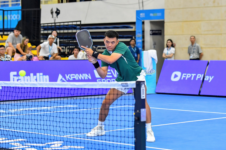 Lý Hoàng Nam thi đấu áp đảo trước đối thủ Dylan Frazier.