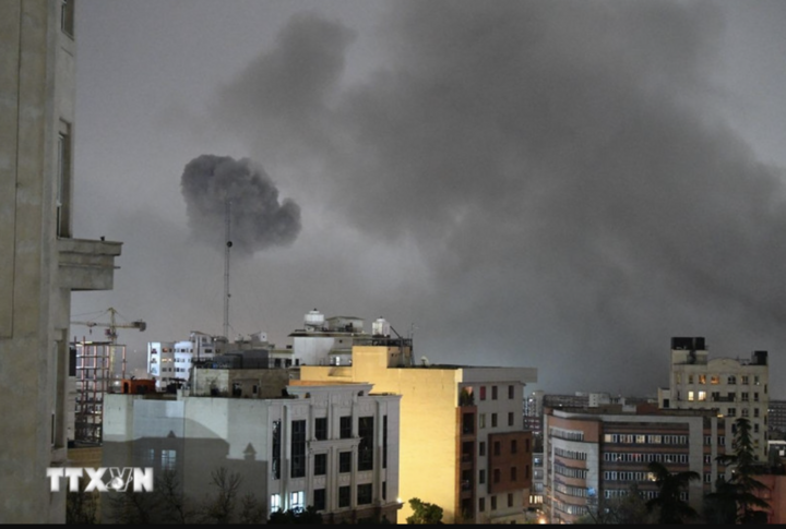Khói bốc lên sau vụ tấn công tại Tehran, Iran, ngày 28/3/2026. (Ảnh: THX/TTXVN)