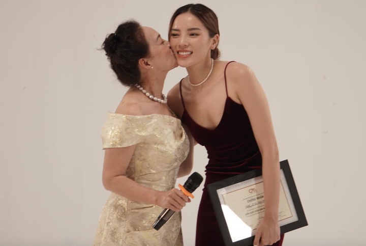 Bên cạnh việc tham gia nghệ thuật, NSND Lê Khanh còn mở học viện đào tạo diễn xuất, đồng hành cùng nhiều gương mặt trẻ tiềm năng.