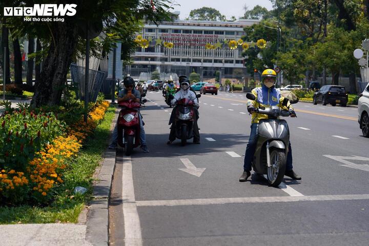 Những ngày qua, TP.HCM và các tỉnh Nam Bộ nắng nóng với nền nhiệt độ cao. (Ảnh: Lương Ý)