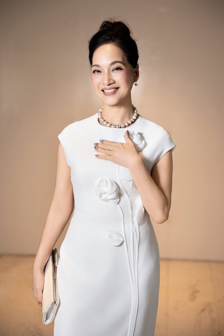 Nhiều năm trôi qua, "mỹ nhân màn ảnh" một thời đã có những dấu hiệu thời gian trên gương mặt nhưng vẫn giữ được thần thái kiêu sa, sang trọng, nét đẹp thanh tao, nền nã hiếm thấy.