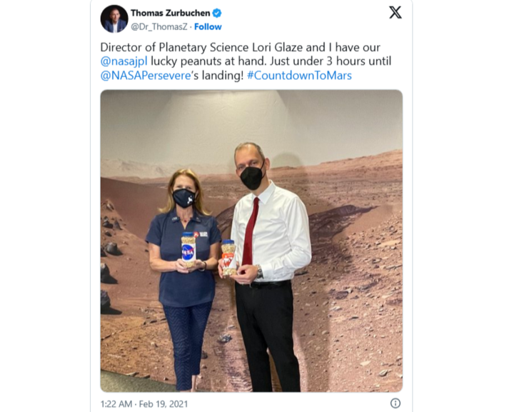 Phó giám đốc NASA (2016-2021) Thomas Zurbuchen đã đăng một bức ảnh lên tài khoản mạng xã hội của mình cùng hũ đậu phộng trên tay với niềm tin may mắn cho nhiệm vụ thành công. (Nguồn: Today)