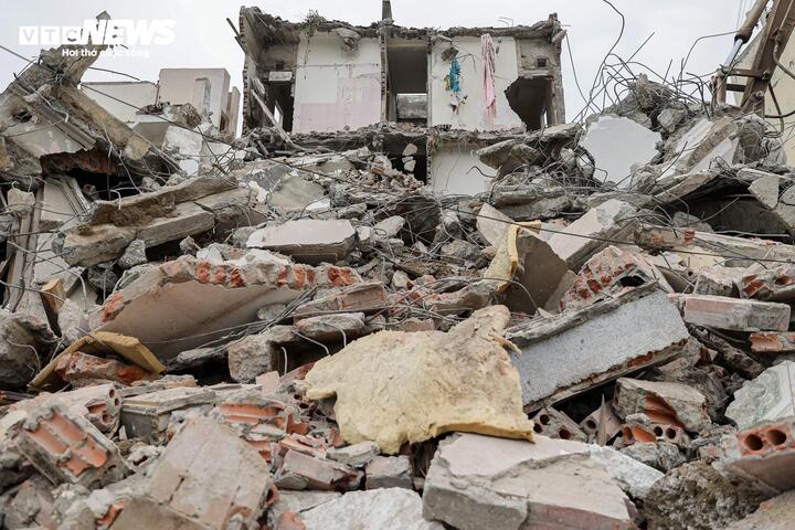 Trước đó, sáng 3/4, lực lượng chức năng phường Hoàng Mai đã tiến hành cưỡng chế thu hồi đất đối với 8 hộ gia đình cuối cùng thuộc diện giải phóng mặt bằng trên địa bàn phường Hoàng Văn Thụ (cũ). Trong số này, 7/8 hộ đã đồng thuận bàn giao mặt bằng và chủ động di dời tài sản. Việc triển khai đúng tiến độ đã góp phần bảo đảm hoàn tất công tác bàn giao toàn bộ mặt bằng trước ngày 5/4 theo kế hoạch đề ra.