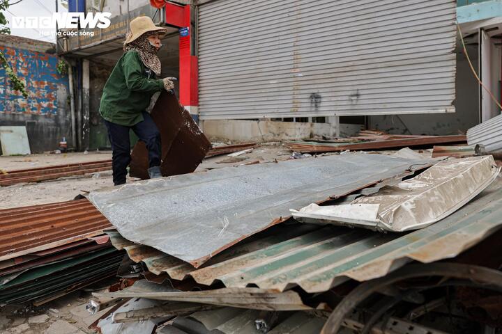 Người dân tháo dỡ tài sản phục vụ dự án mở đường Tam Trinh, Lĩnh Nam - 12